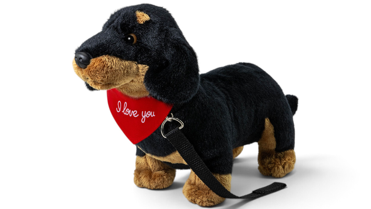Kuscheltier Dackel stehend schwarz mit Leine – rotes „I Love You“-Halstuch