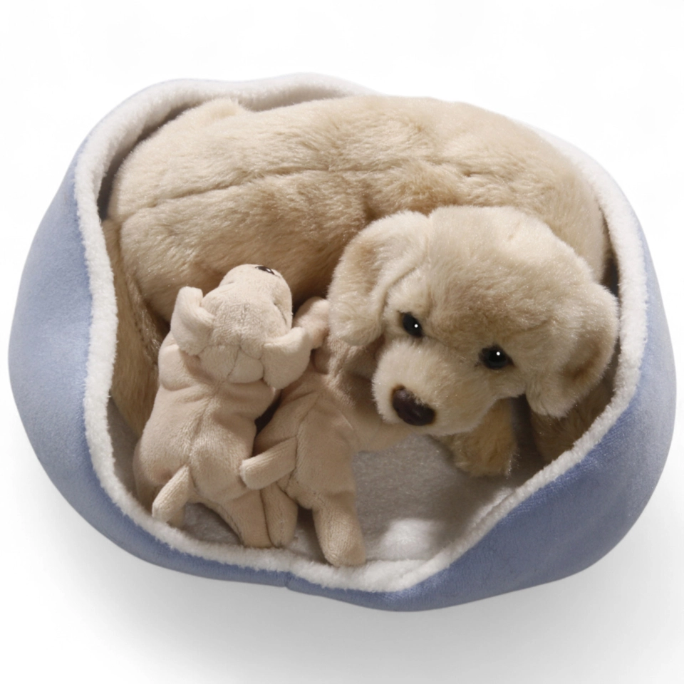 Golden Retriever mit Babys im Körbchen