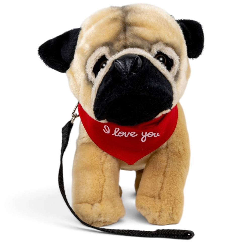Kuscheltier Mops stehend mit Leine – rotes „I Love You“-Halstuch